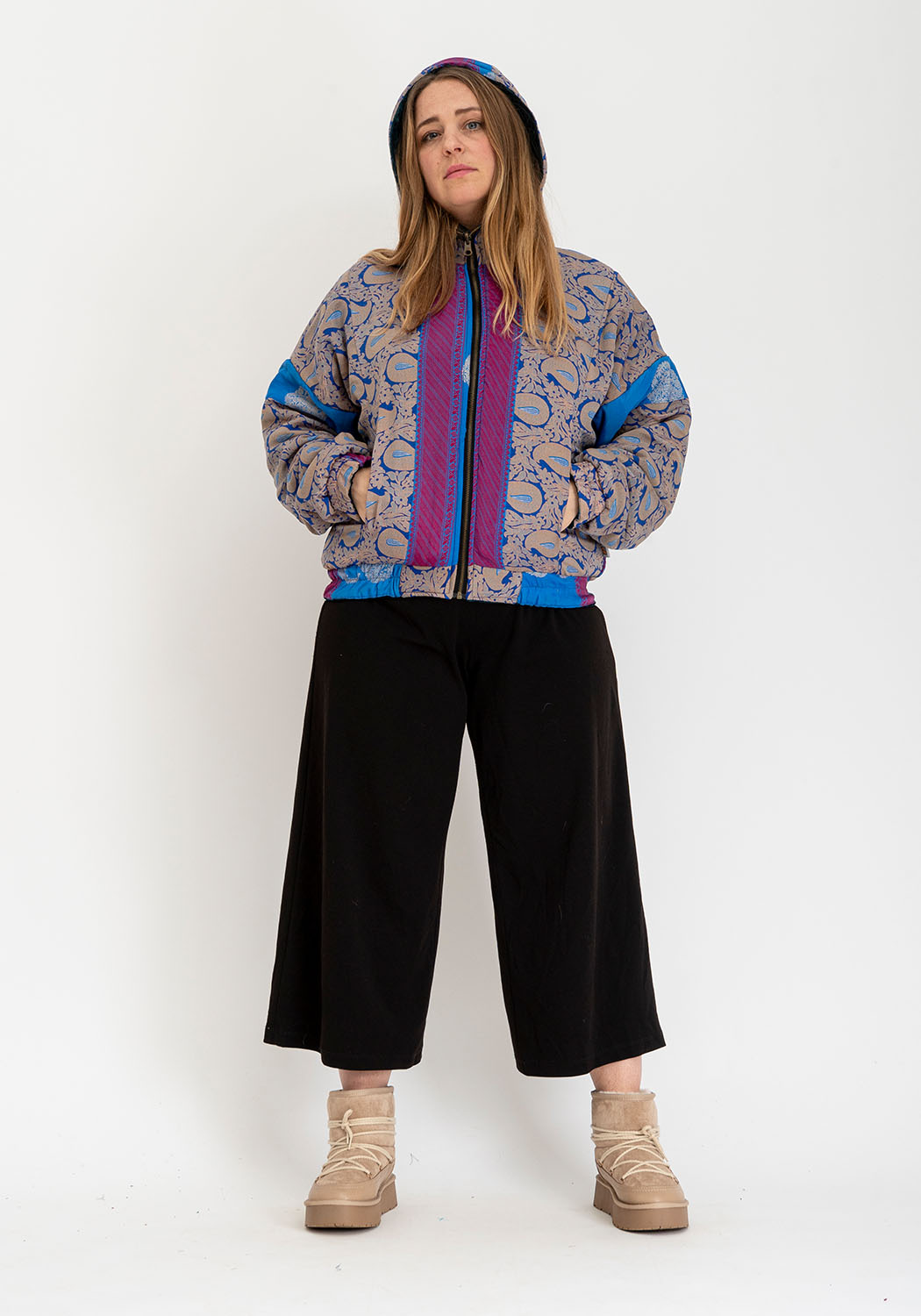 Wendbare Cropped Winterjacke in Petrol mit Vintage-Sari-Details