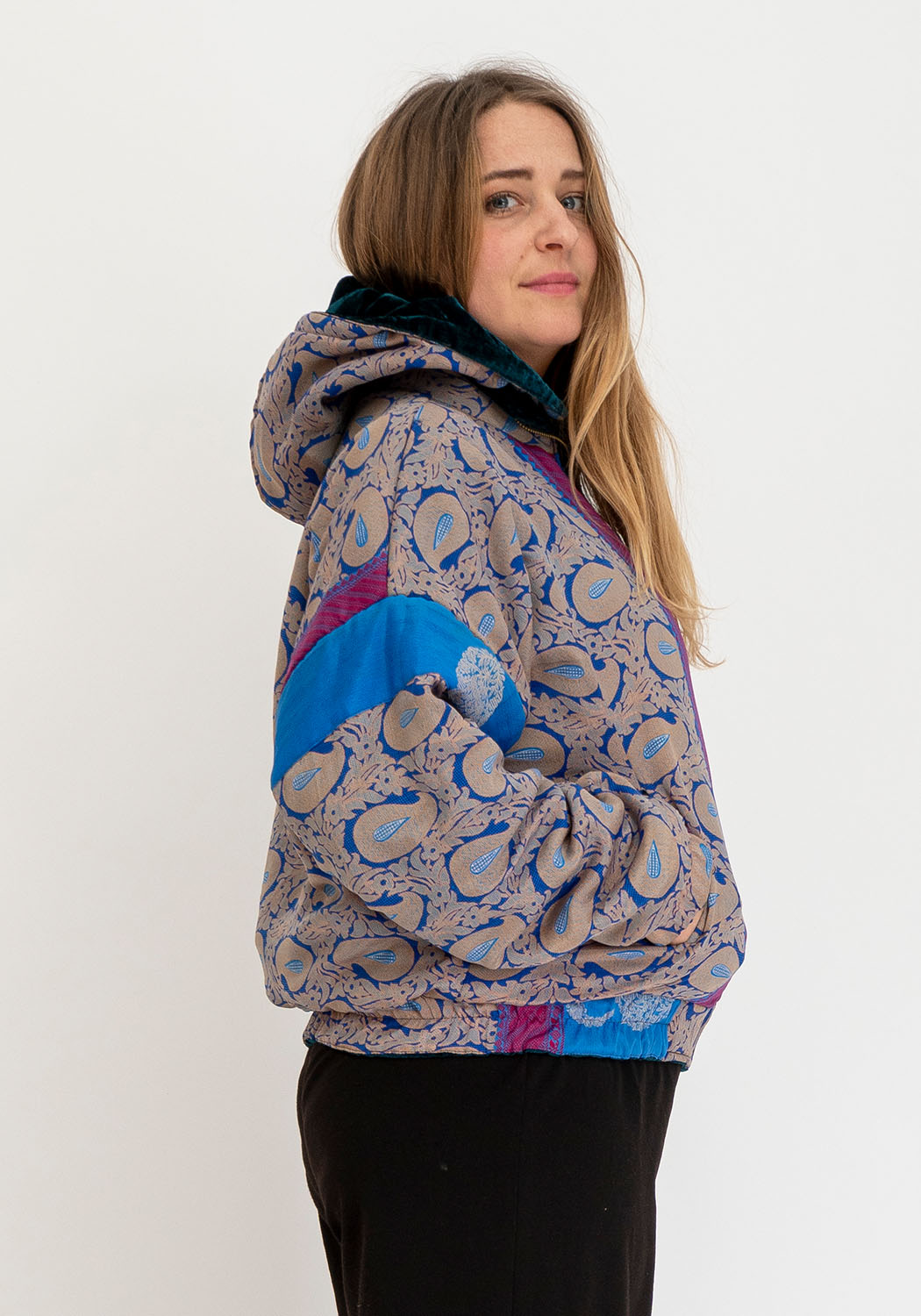Wendbare Cropped Winterjacke in Petrol mit Vintage-Sari-Details