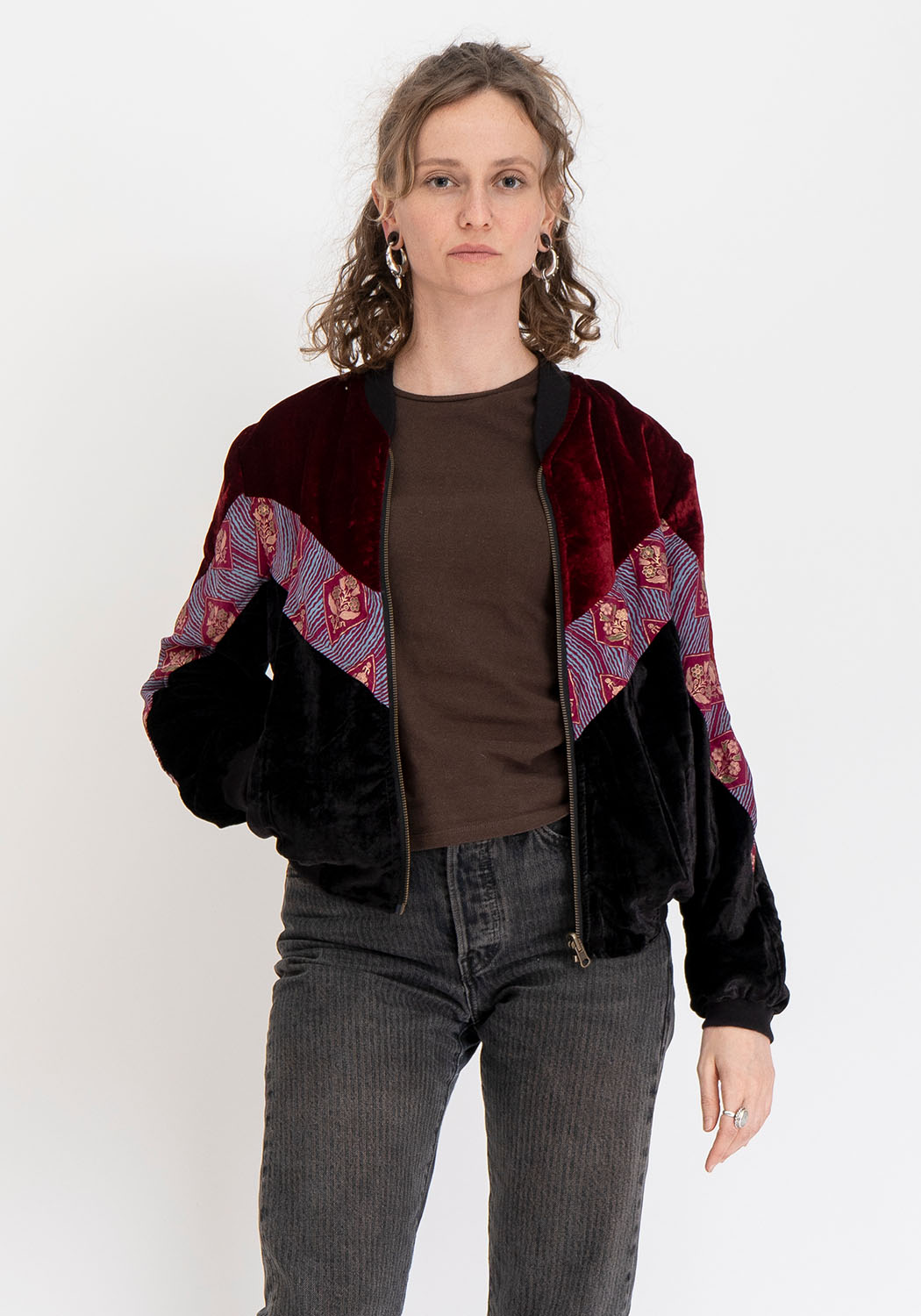Wendbare 90s Bomberjacke aus Vintage-Sari-Stoff in Dunkelrot und Schwarz