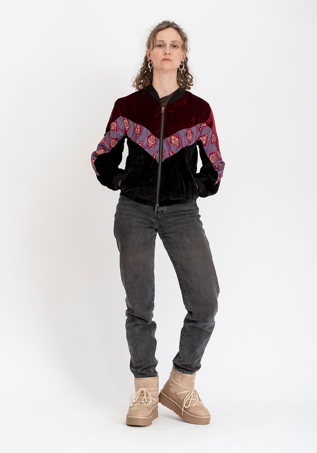 Wendbare 90s Bomberjacke aus Vintage-Sari-Stoff in Dunkelrot und Schwarz
