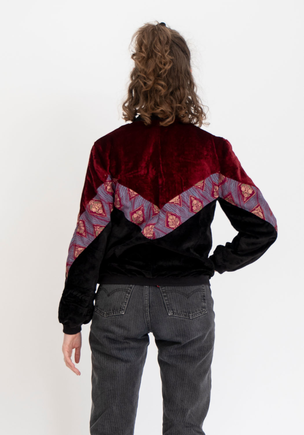 Wendbare 90s Bomberjacke aus Vintage-Sari-Stoff in Dunkelrot und Schwarz