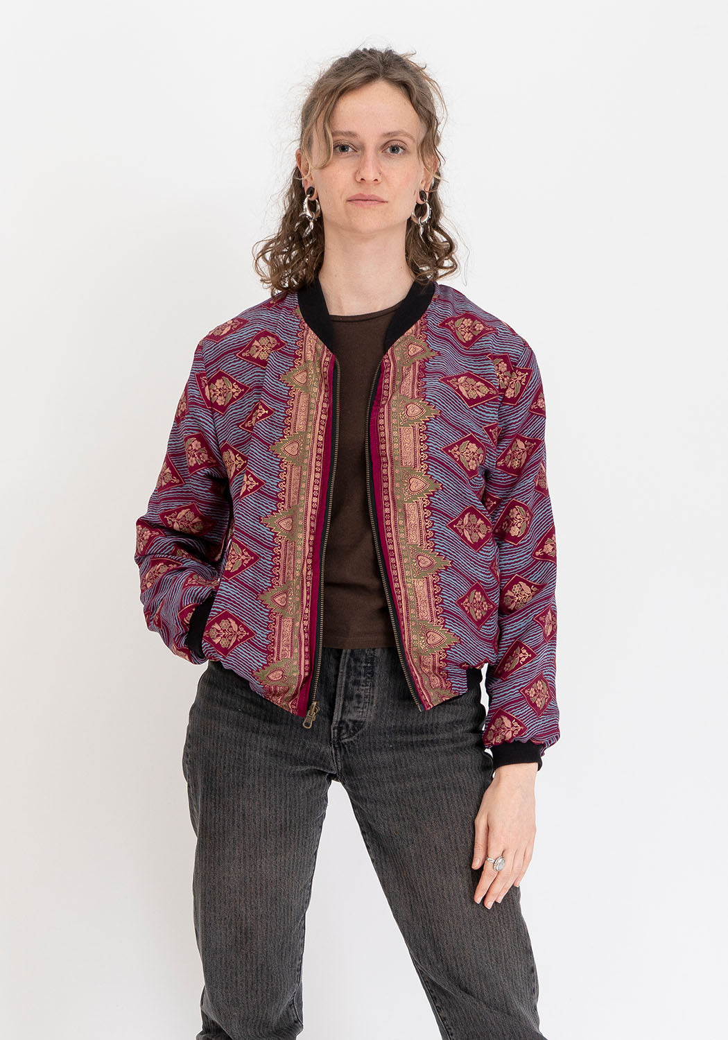 Wendbare 90s Bomberjacke aus Vintage-Sari-Stoff in Dunkelrot und Schwarz
