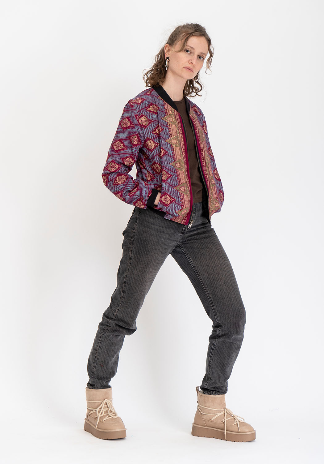 Wendbare 90s Bomberjacke aus Vintage-Sari-Stoff in Dunkelrot und Schwarz