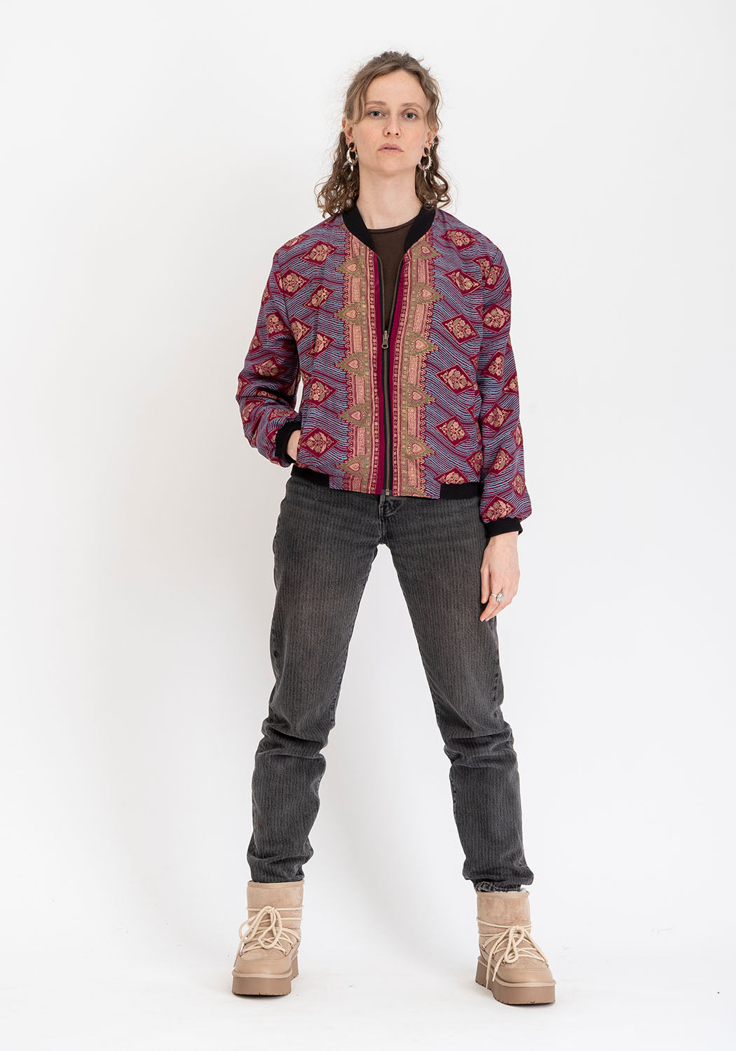 Wendbare 90s Bomberjacke aus Vintage-Sari-Stoff in Dunkelrot und Schwarz