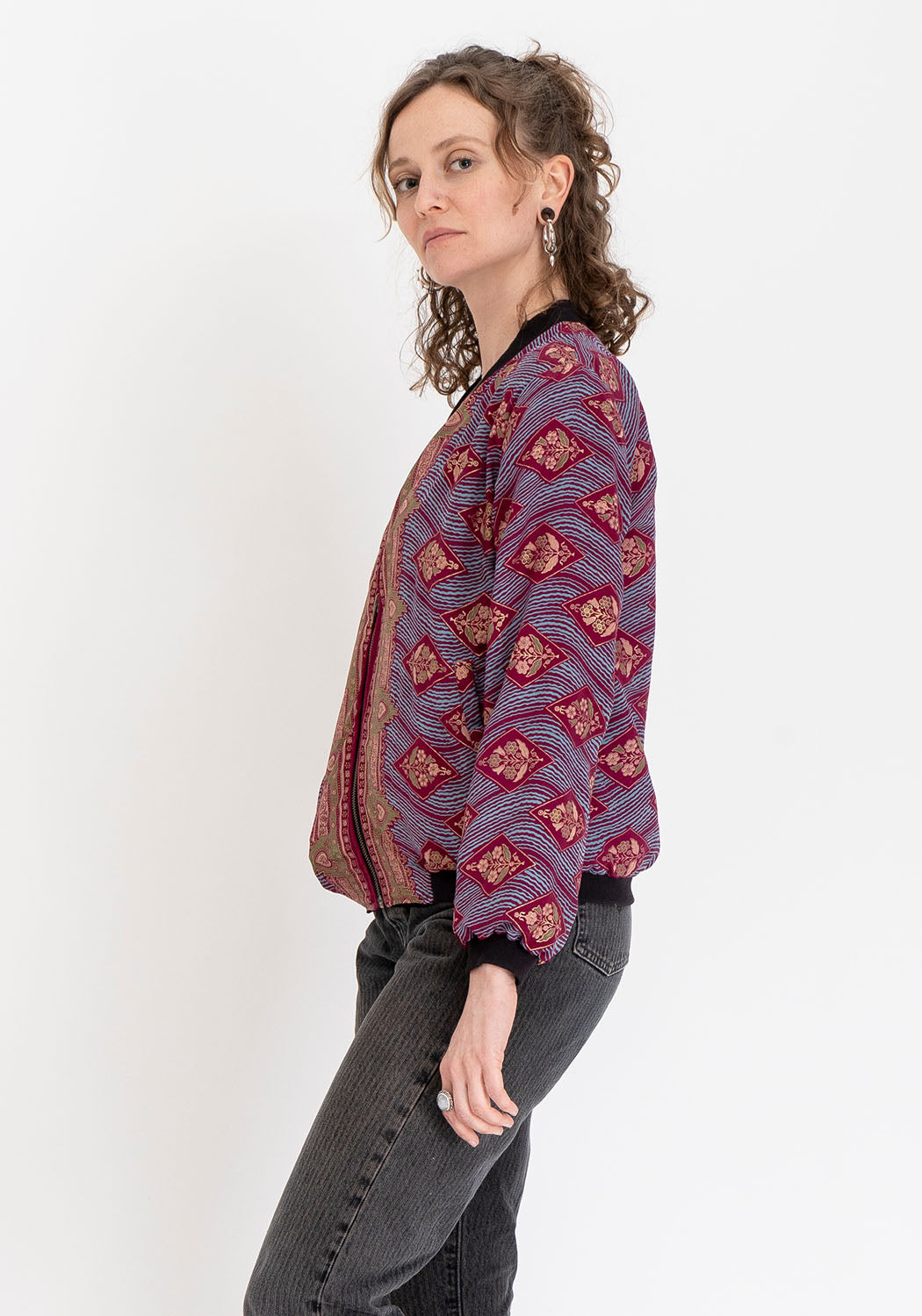 Wendbare 90s Bomberjacke aus Vintage-Sari-Stoff in Dunkelrot und Schwarz