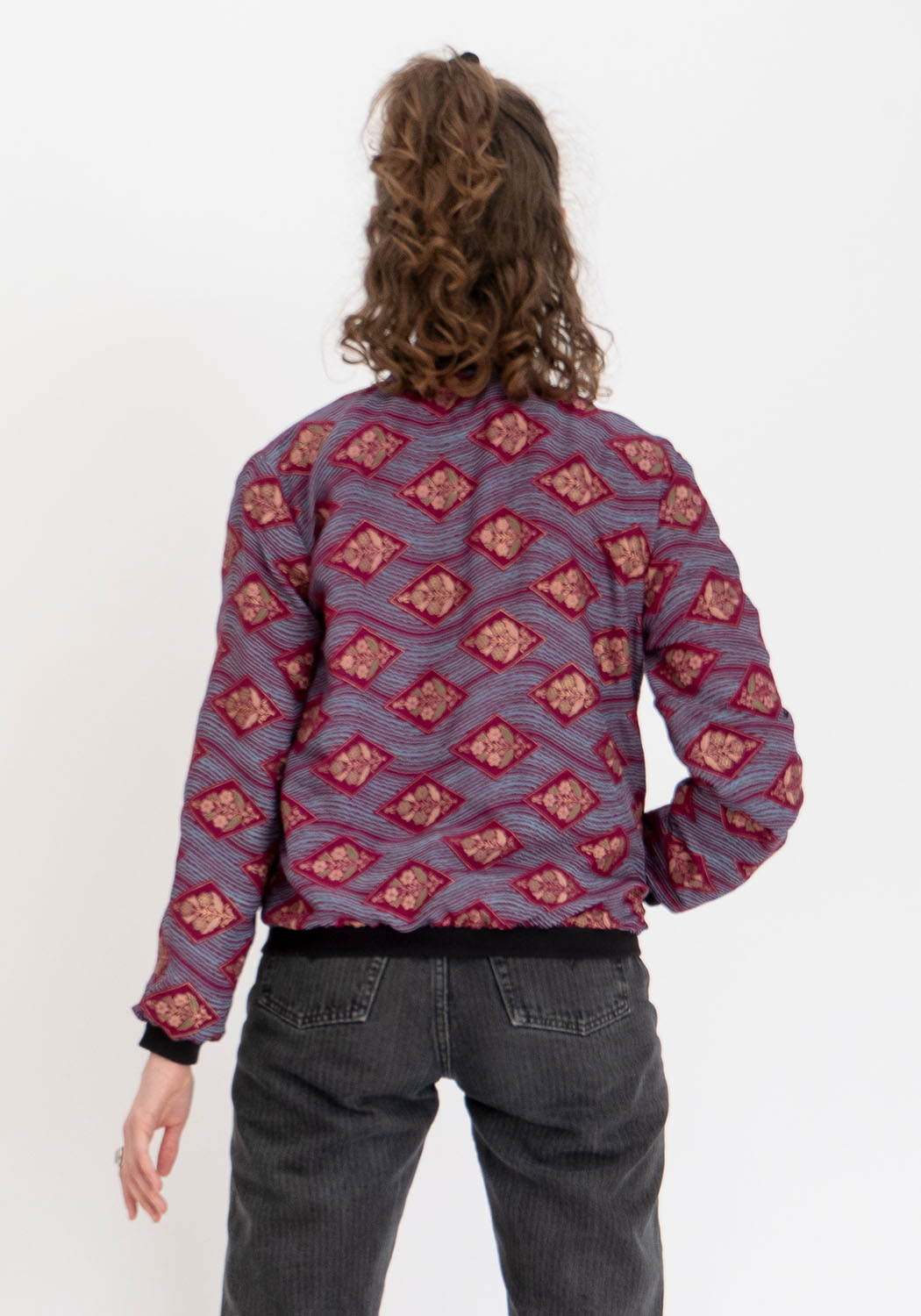 Wendbare 90s Bomberjacke aus Vintage-Sari-Stoff in Dunkelrot und Schwarz