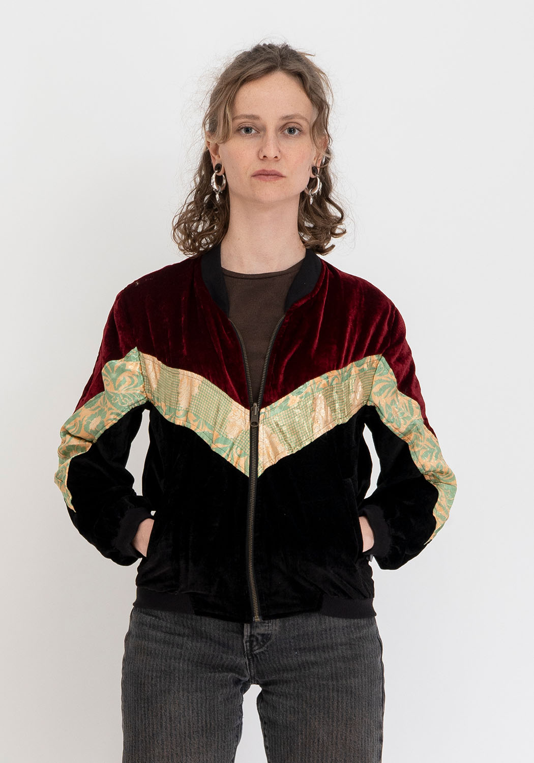 Wendbare 90s Bomberjacke in Dunkelrot und Schwarz mit Vintage-Sari-Patch