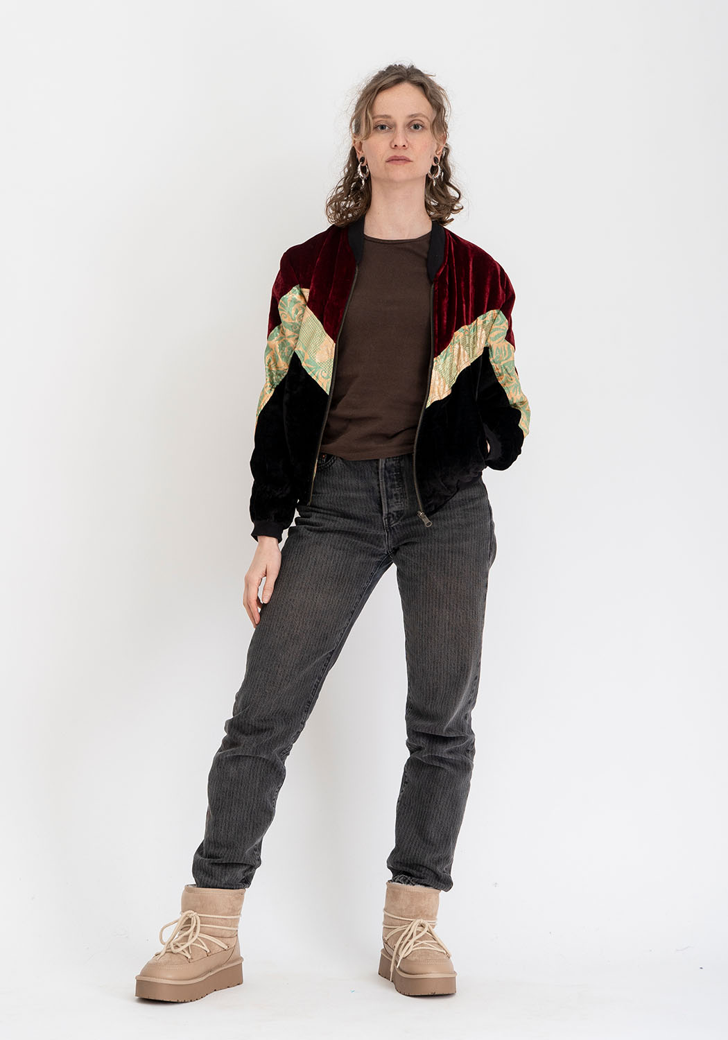 Wendbare 90s Bomberjacke in Dunkelrot und Schwarz mit Vintage-Sari-Patch