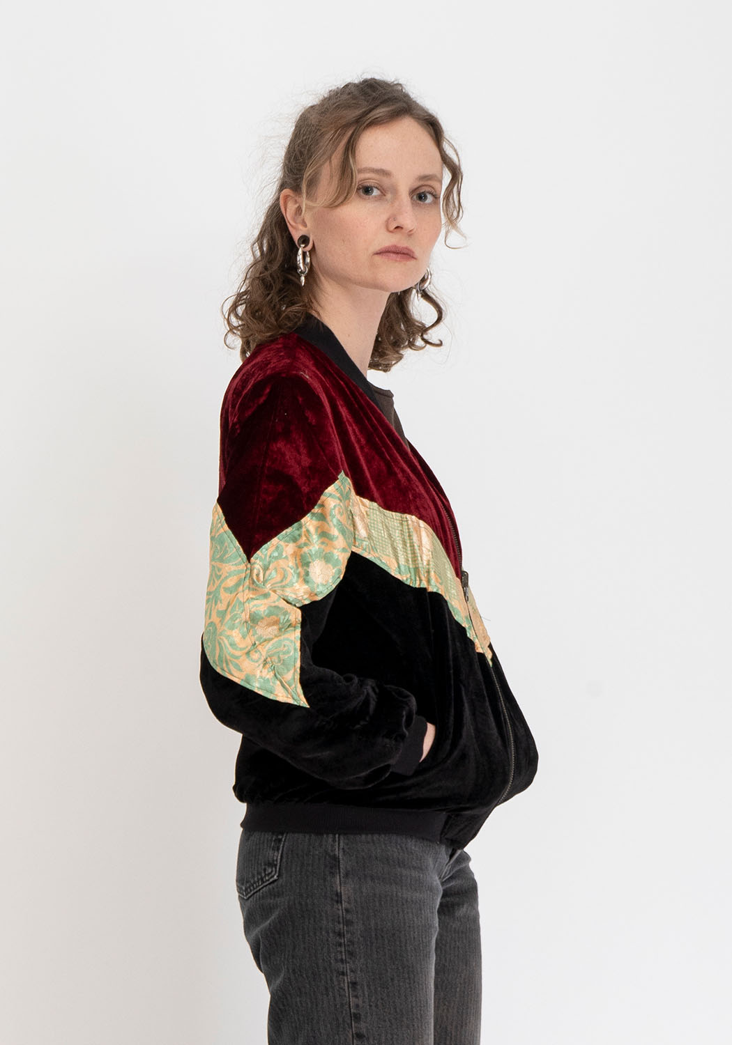 Wendbare 90s Bomberjacke in Dunkelrot und Schwarz mit Vintage-Sari-Patch