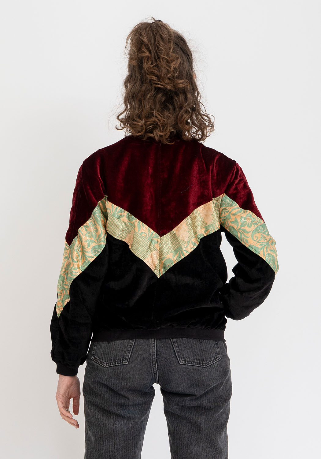 Wendbare 90s Bomberjacke in Dunkelrot und Schwarz mit Vintage-Sari-Patch