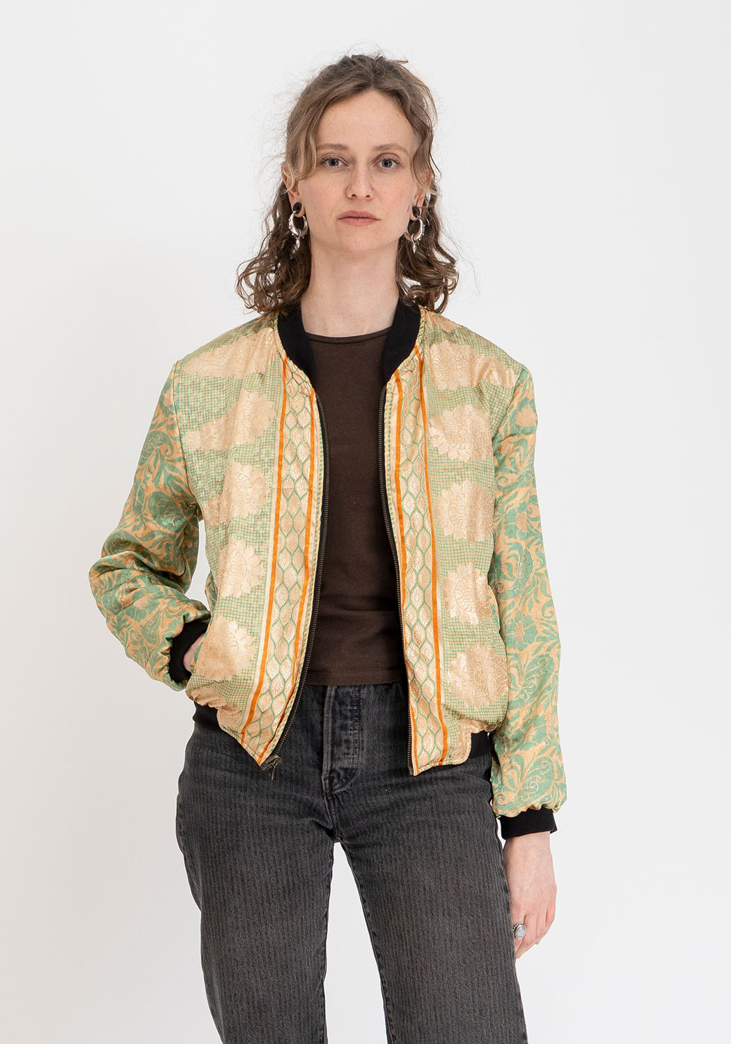 Wendbare 90s Bomberjacke in Dunkelrot und Schwarz mit Vintage-Sari-Patch