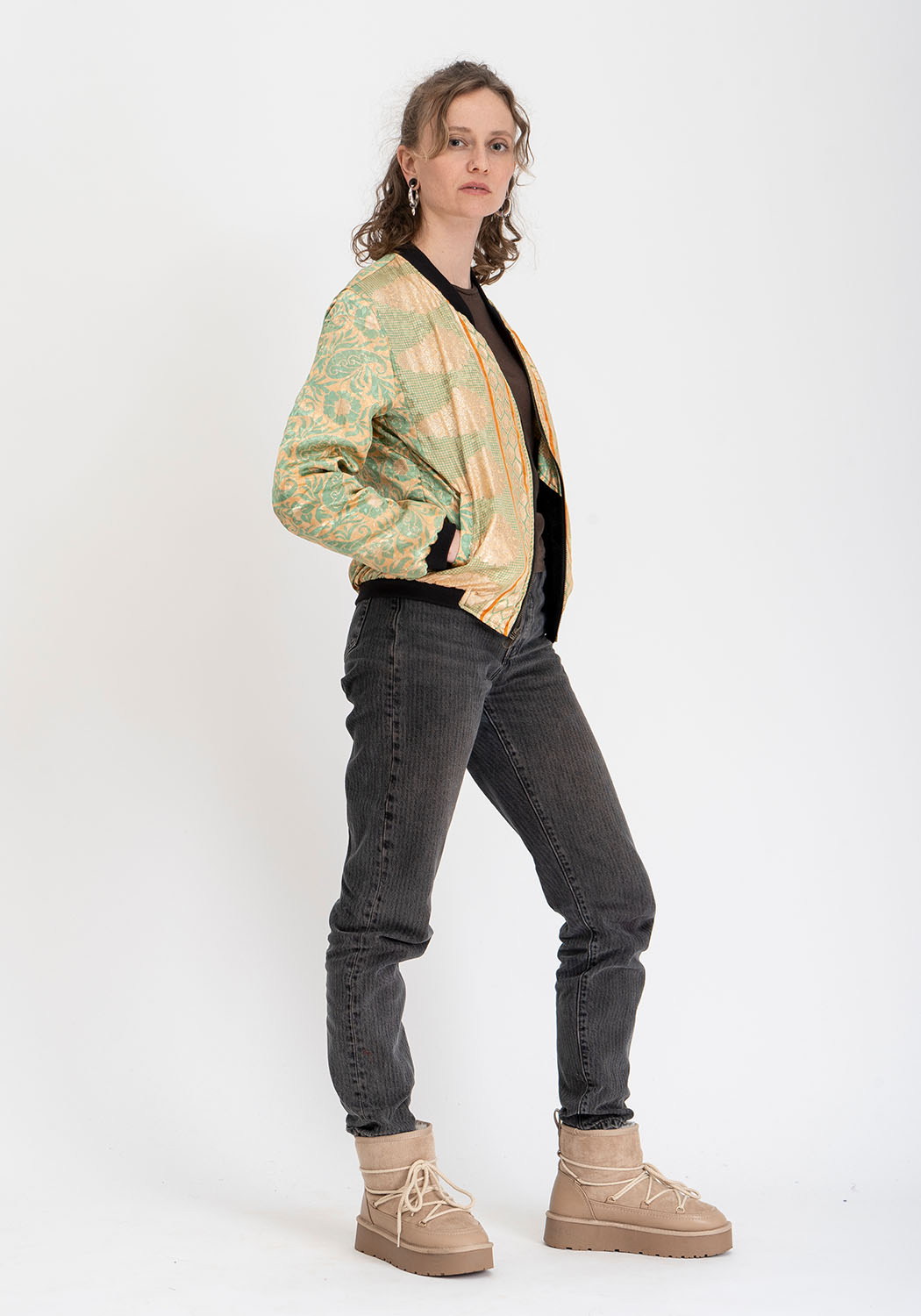 Wendbare 90s Bomberjacke in Dunkelrot und Schwarz mit Vintage-Sari-Patch