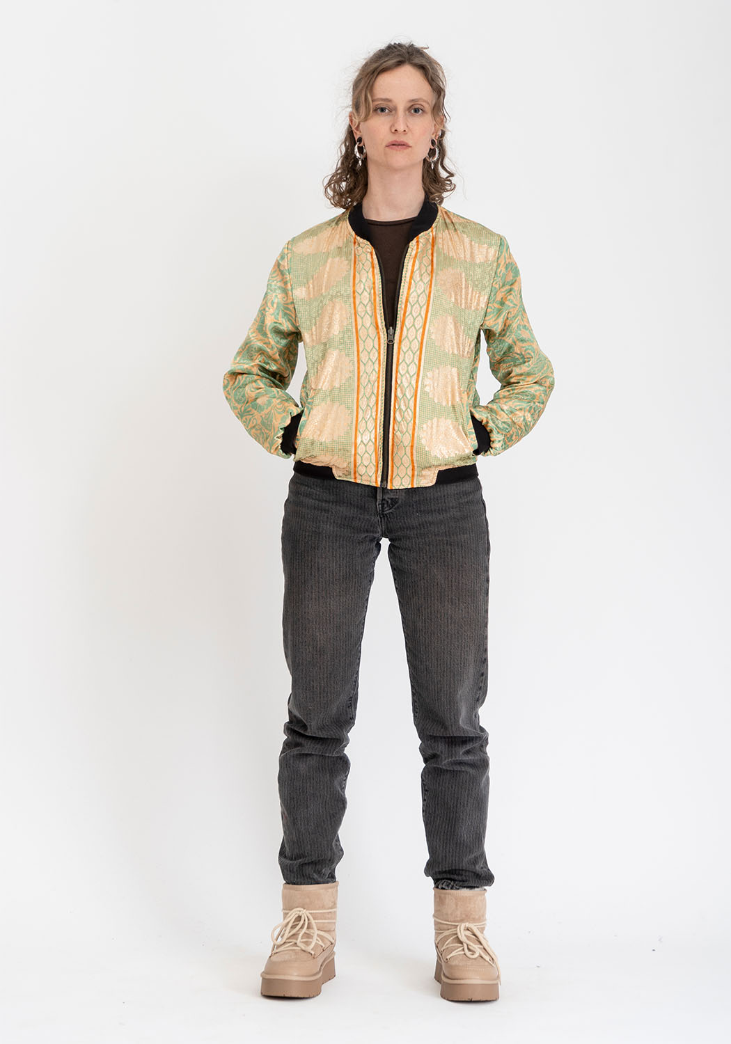 Wendbare 90s Bomberjacke in Dunkelrot und Schwarz mit Vintage-Sari-Patch