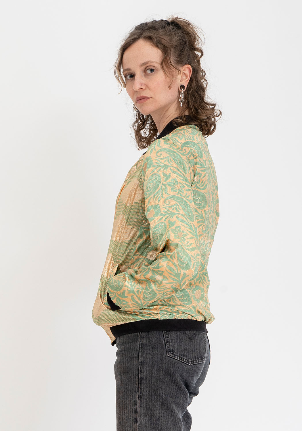 Wendbare 90s Bomberjacke in Dunkelrot und Schwarz mit Vintage-Sari-Patch