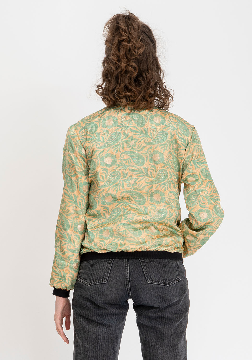 Wendbare 90s Bomberjacke in Dunkelrot und Schwarz mit Vintage-Sari-Patch