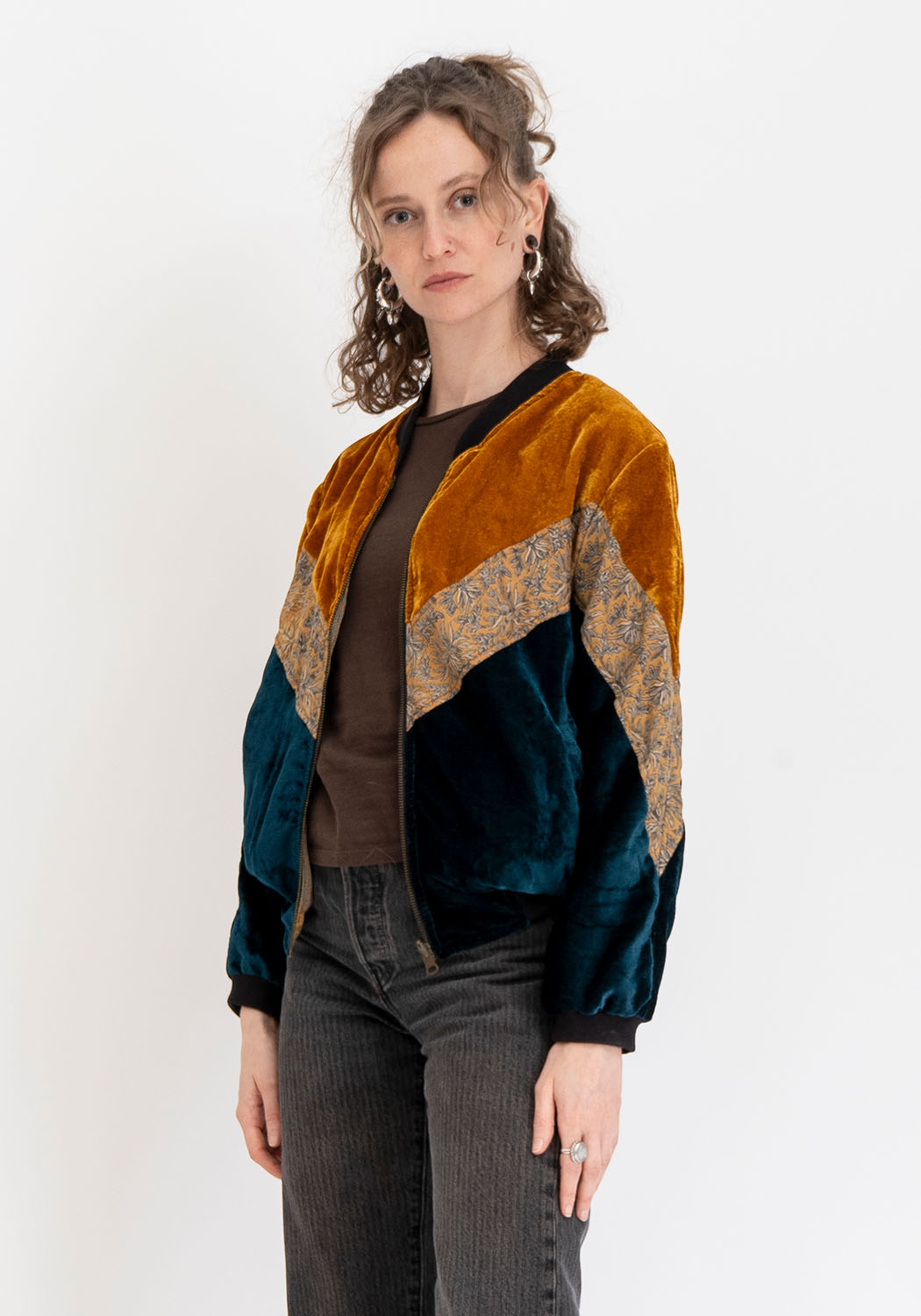 Wendbare 90s Bomberjacke aus Vintage-Sari-Stoff in Senfgelb und Petrol