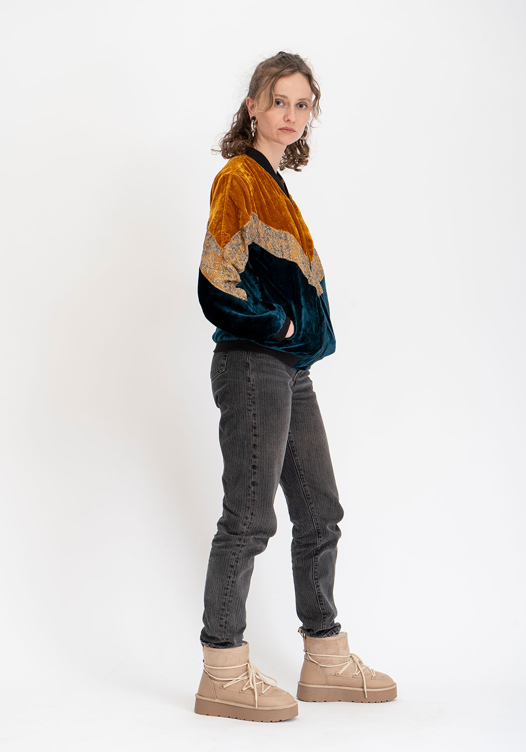 Wendbare 90s Bomberjacke aus Vintage-Sari-Stoff in Senfgelb und Petrol