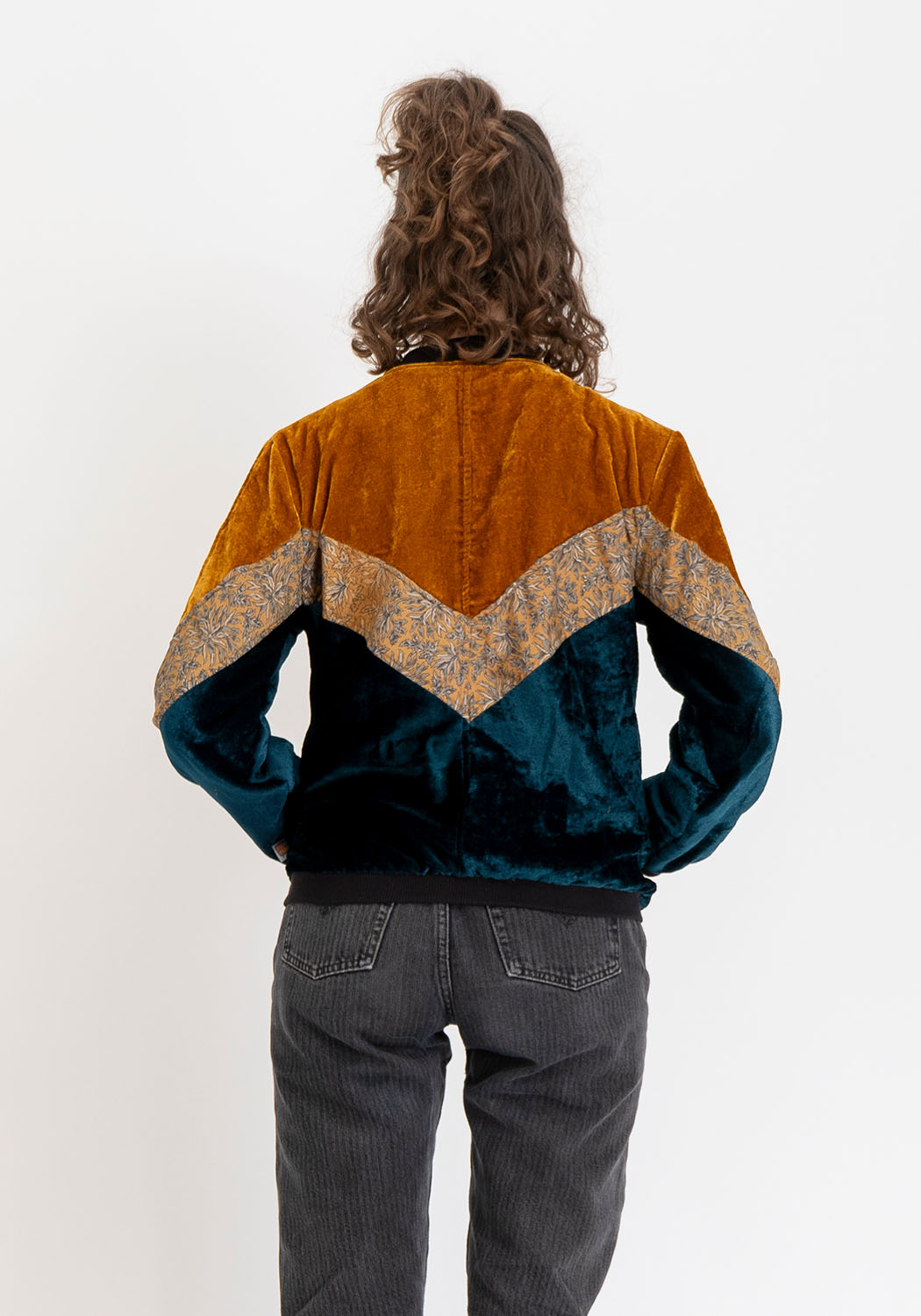 Wendbare 90s Bomberjacke aus Vintage-Sari-Stoff in Senfgelb und Petrol
