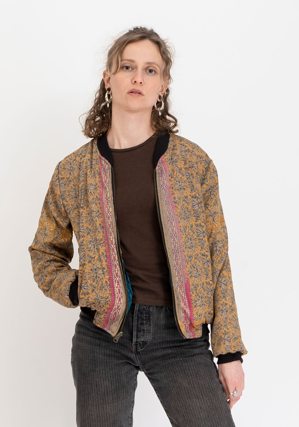 Wendbare 90s Bomberjacke aus Vintage-Sari-Stoff in Senfgelb und Petrol