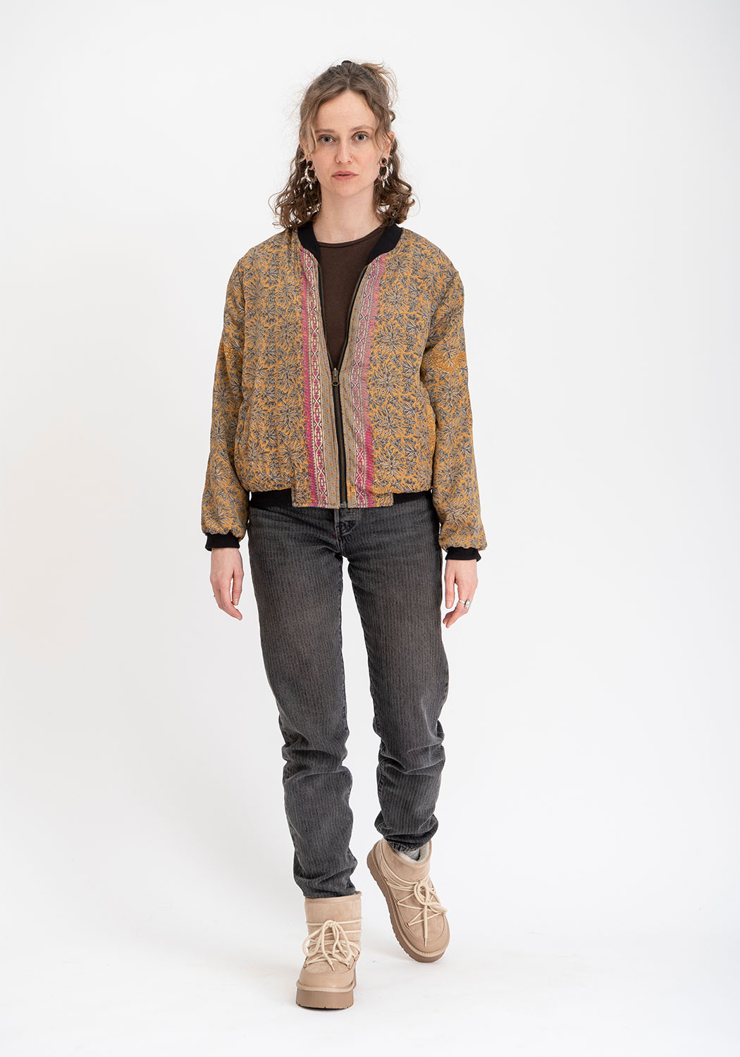 Wendbare 90s Bomberjacke aus Vintage-Sari-Stoff in Senfgelb und Petrol