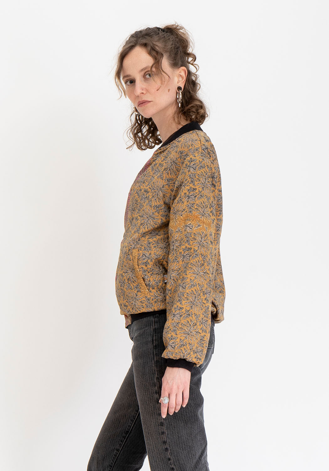 Wendbare 90s Bomberjacke aus Vintage-Sari-Stoff in Senfgelb und Petrol