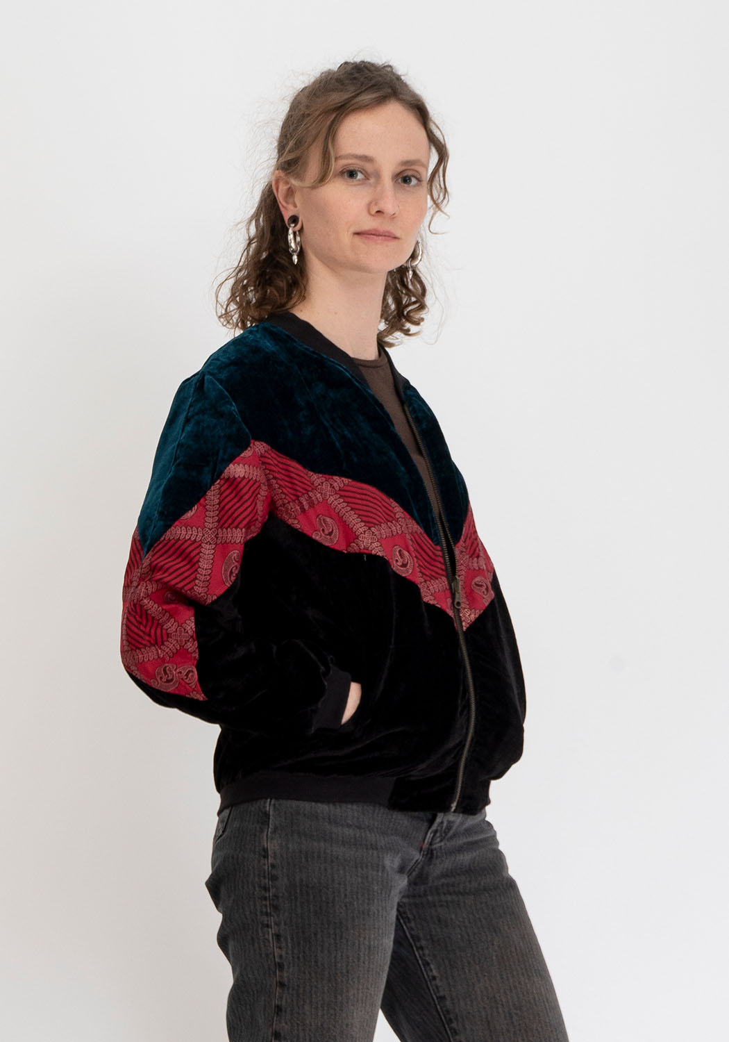 Wendbare 90s Bomberjacke in Petrol und Schwarz mit Vintage-Sari-Patch