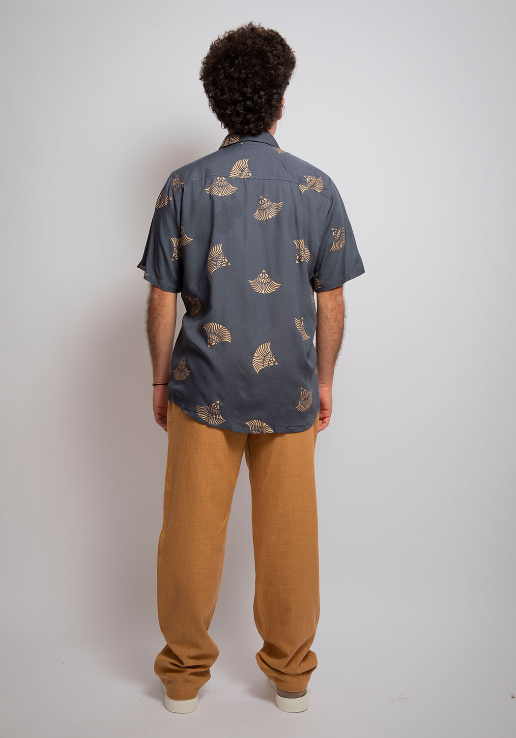 Graues Viskosehemd mit minimalistischem Goldblattdruck