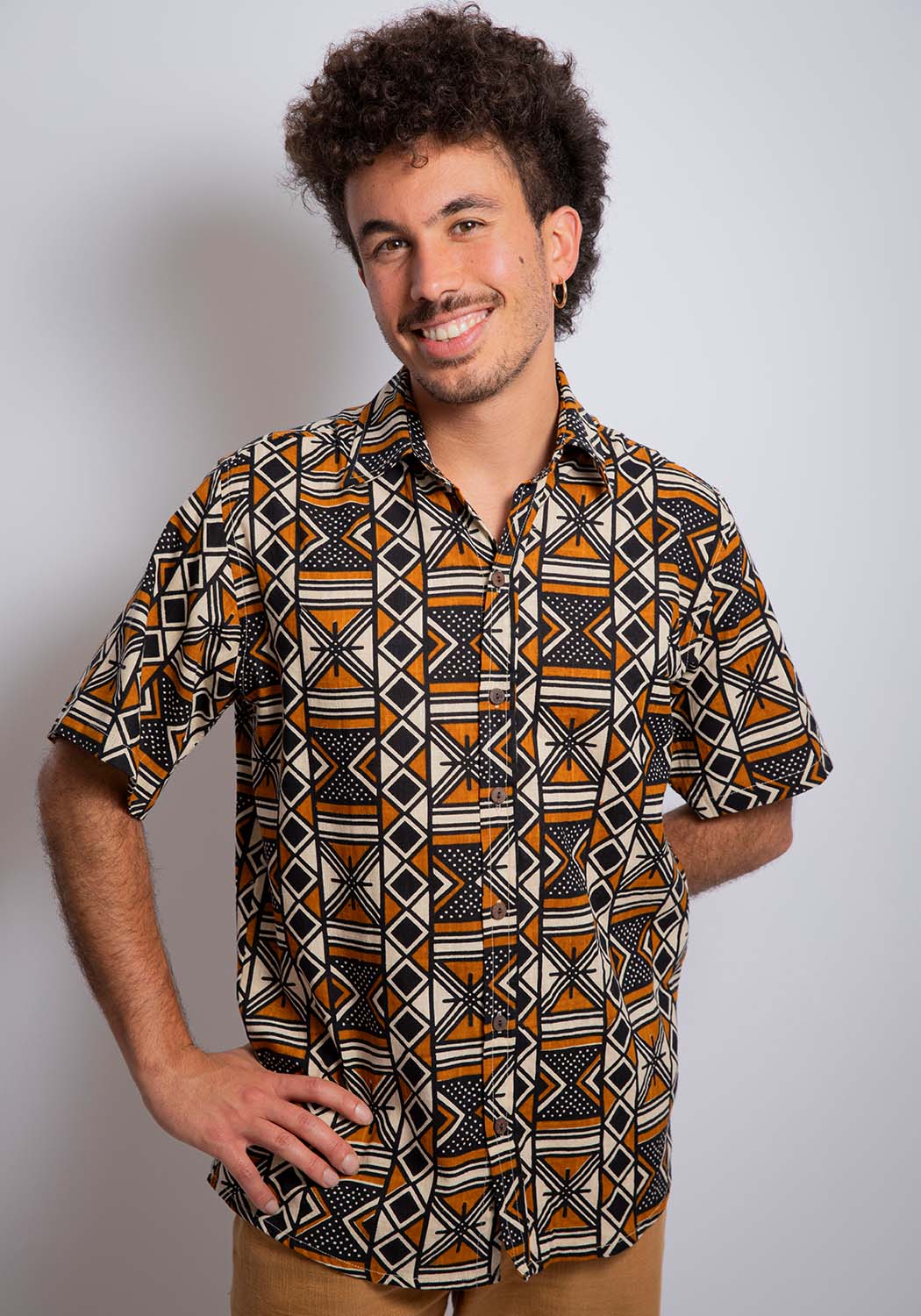 Baumwollehemd mit geometrischem Mosaik-Print in Braun und Beige