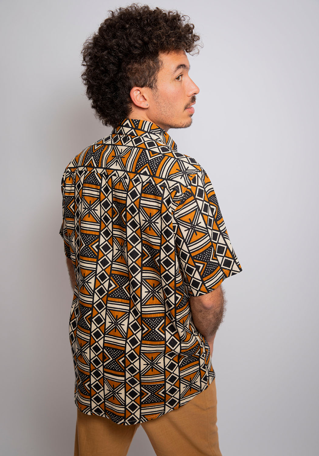 Baumwollehemd mit geometrischem Mosaik-Print in Braun und Beige
