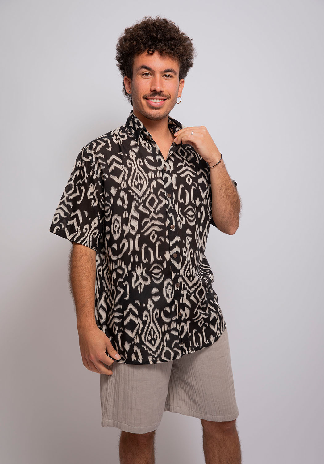 Baumwoll-Sommerhemd mit ethnischem Print in Schwarz