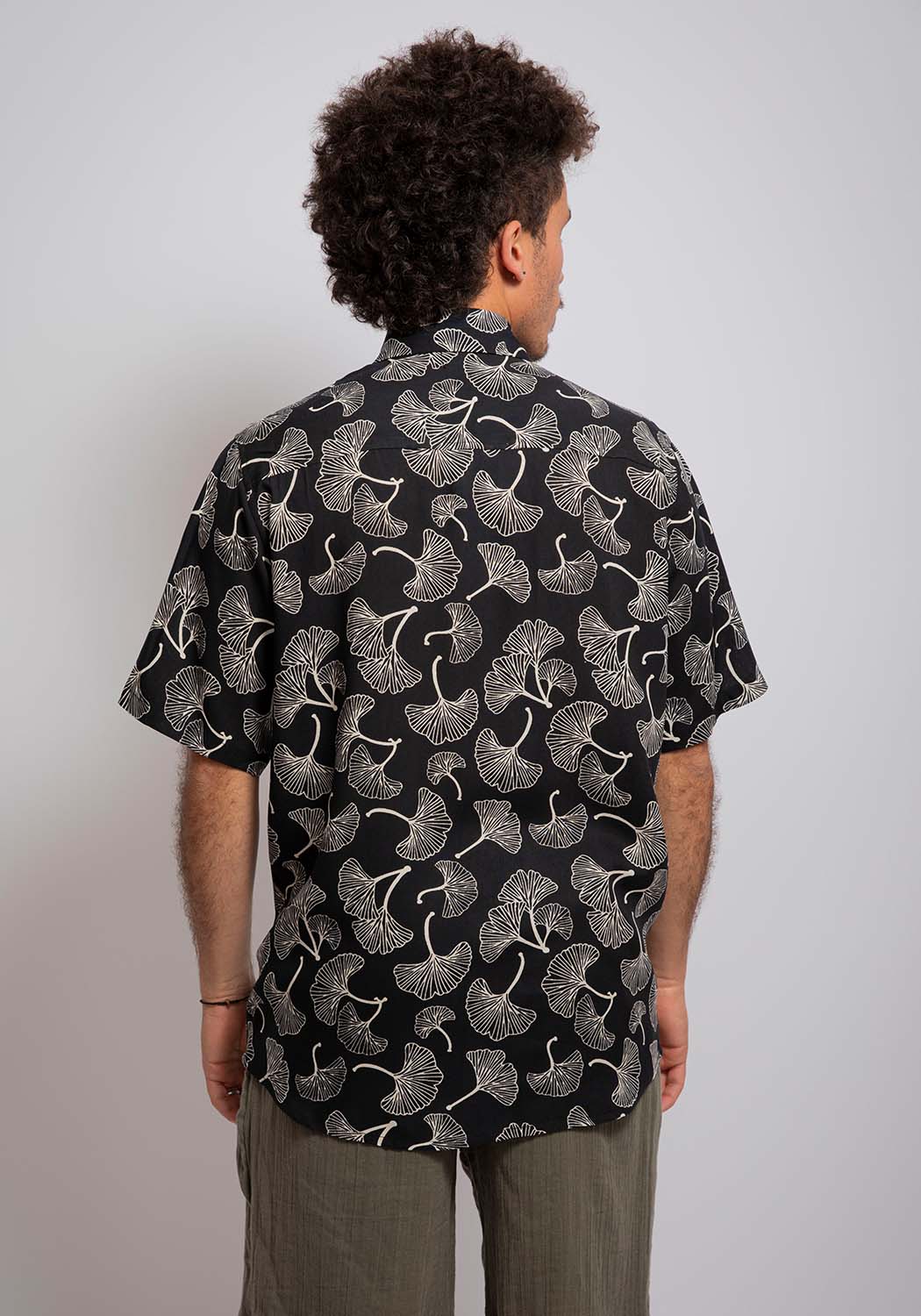 Viskosehemd mit Ginkgoblatt-Print in Schwarz