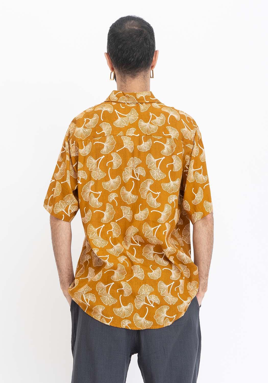 Viskosehemd mit Ginkgo-Print in Senfgelb