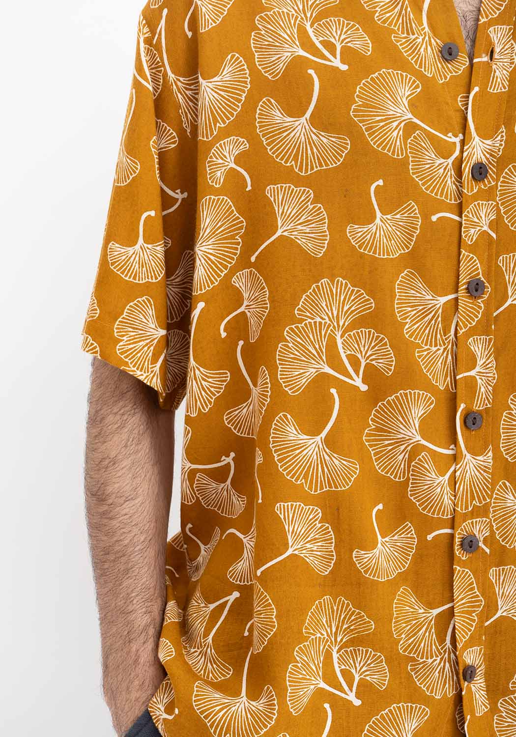 Viskosehemd mit Ginkgo-Print in Senfgelb