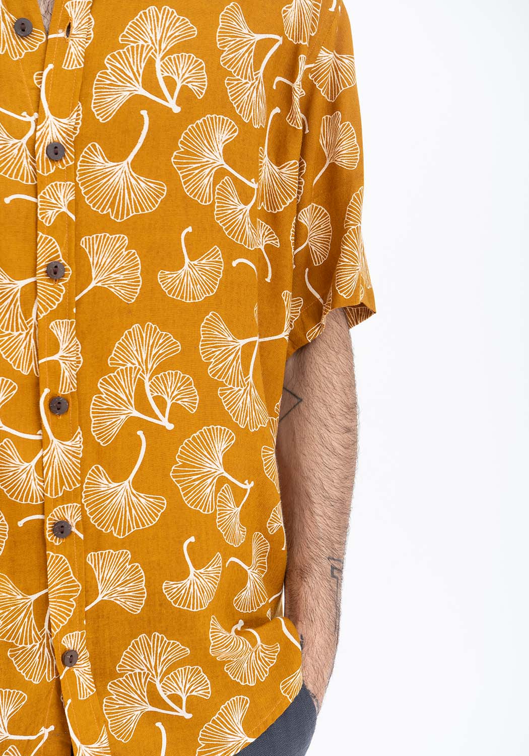 Viskosehemd mit Ginkgo-Print in Senfgelb