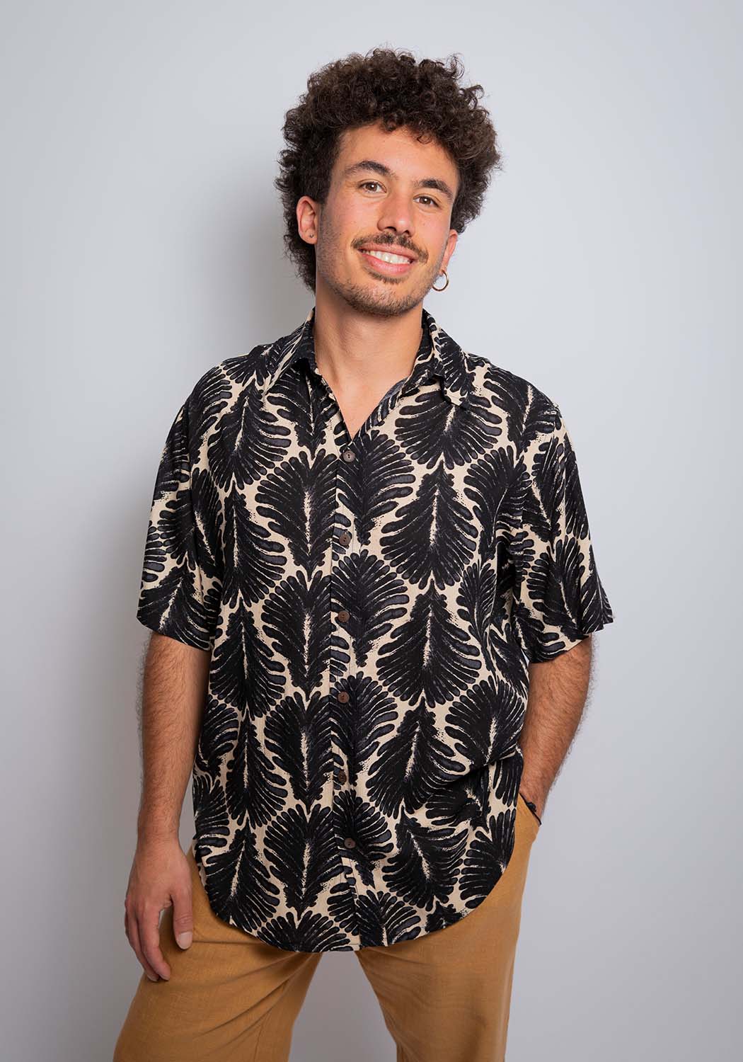 Crinkle-Viskosehemd mit Blattprint in Schwarz