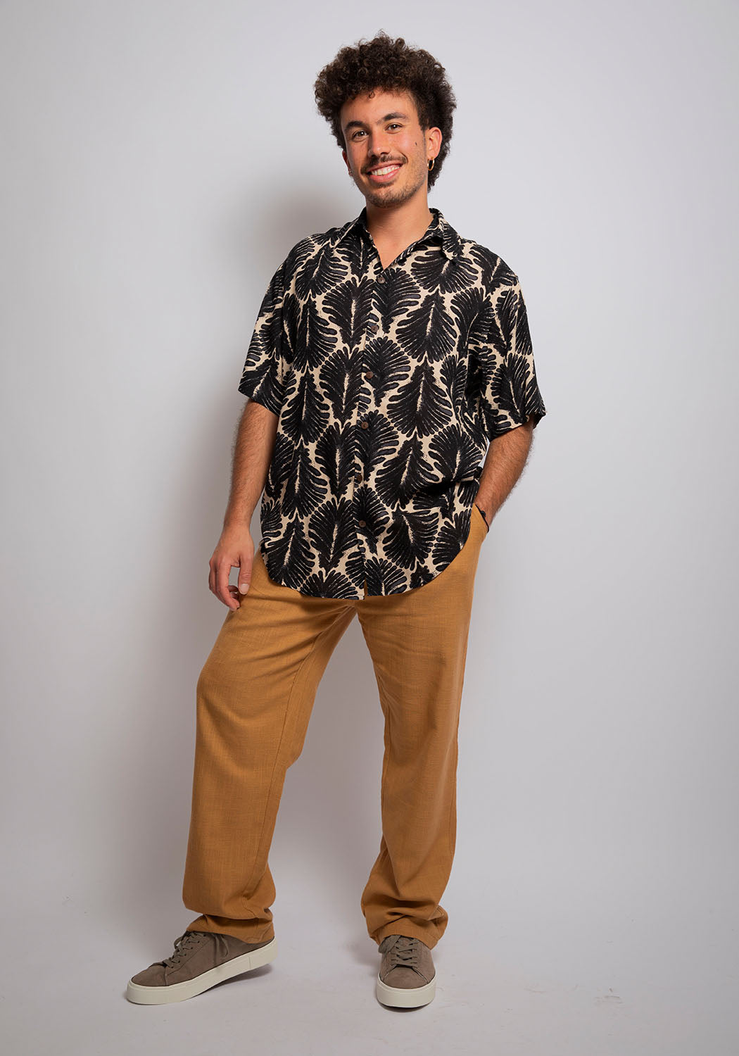 Crinkle-Viskosehemd mit Blattprint in Schwarz