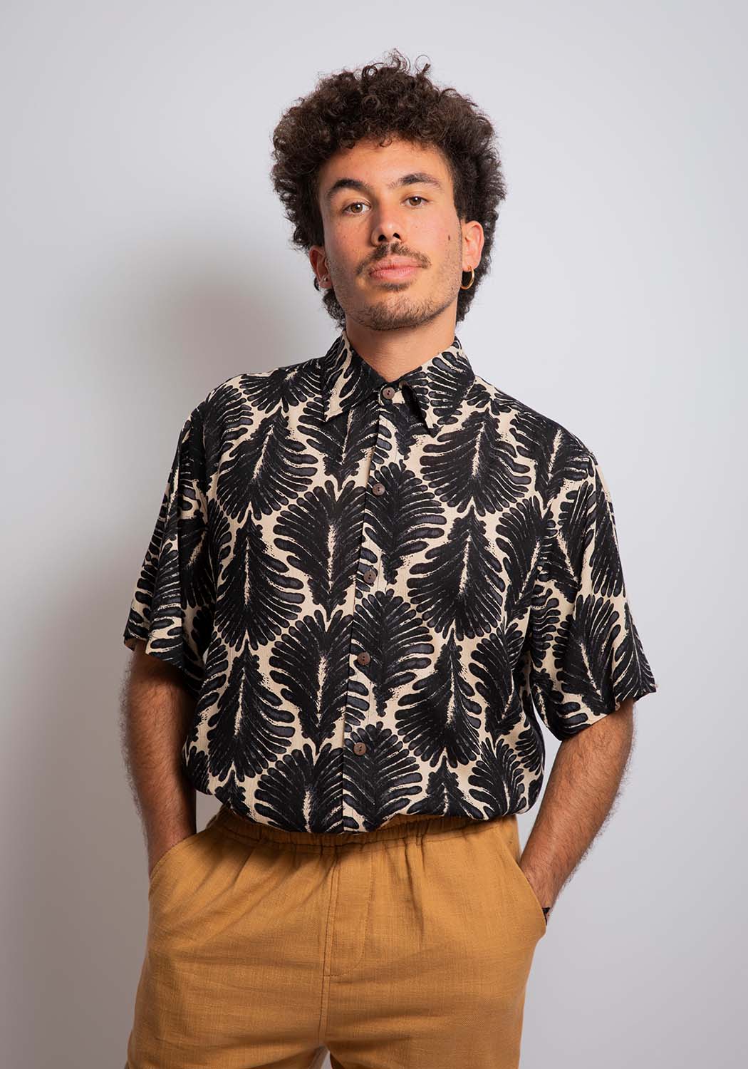 Crinkle-Viskosehemd mit Blattprint in Schwarz