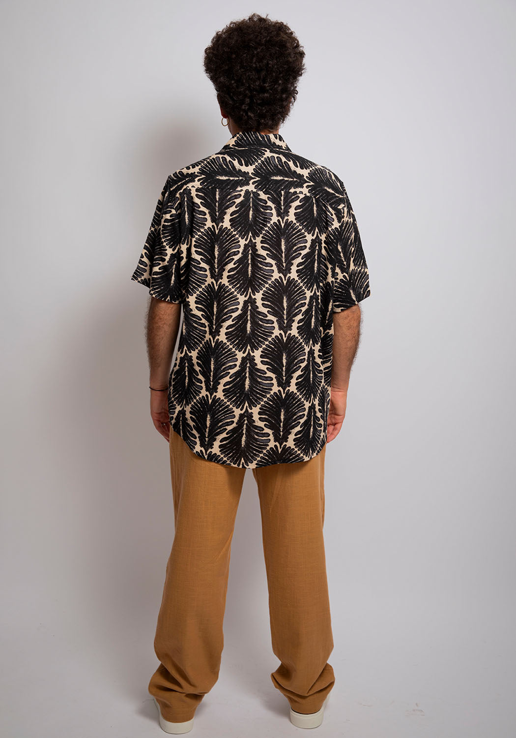 Crinkle-Viskosehemd mit Blattprint in Schwarz