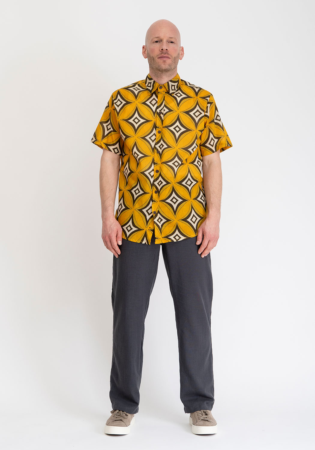 Baumwollhemd mit gelbem Retro-Print