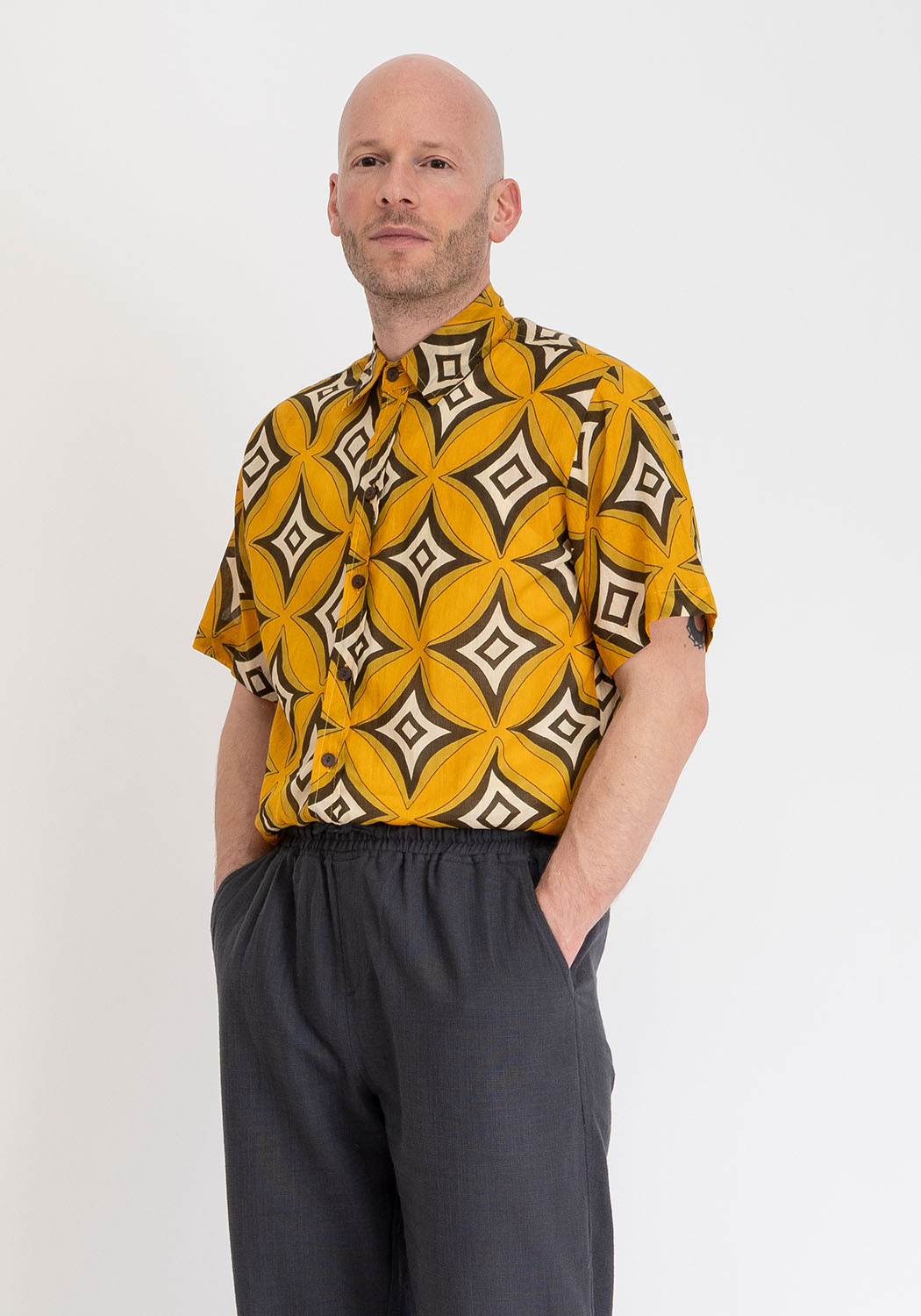 Baumwollhemd mit gelbem Retro-Print