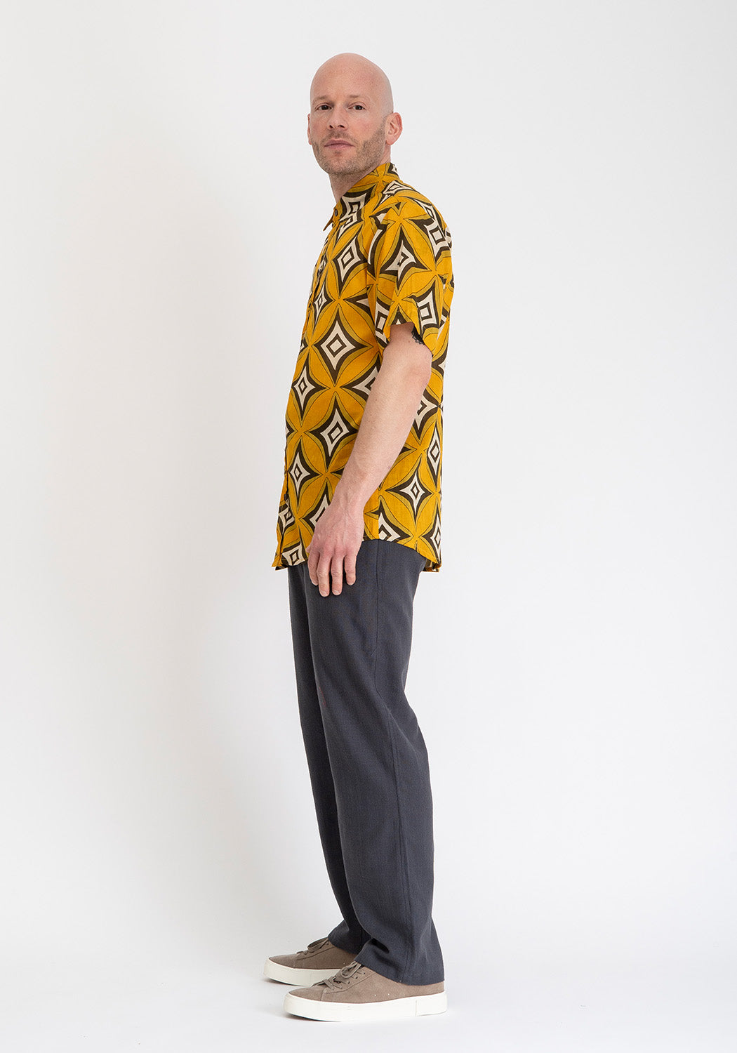 Baumwollhemd mit gelbem Retro-Print