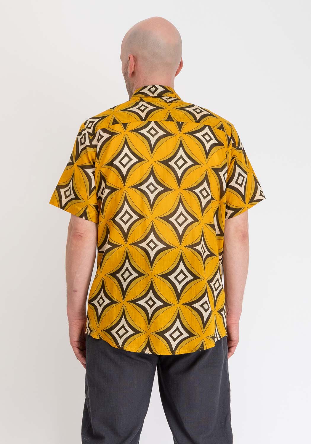 Baumwollhemd mit gelbem Retro-Print