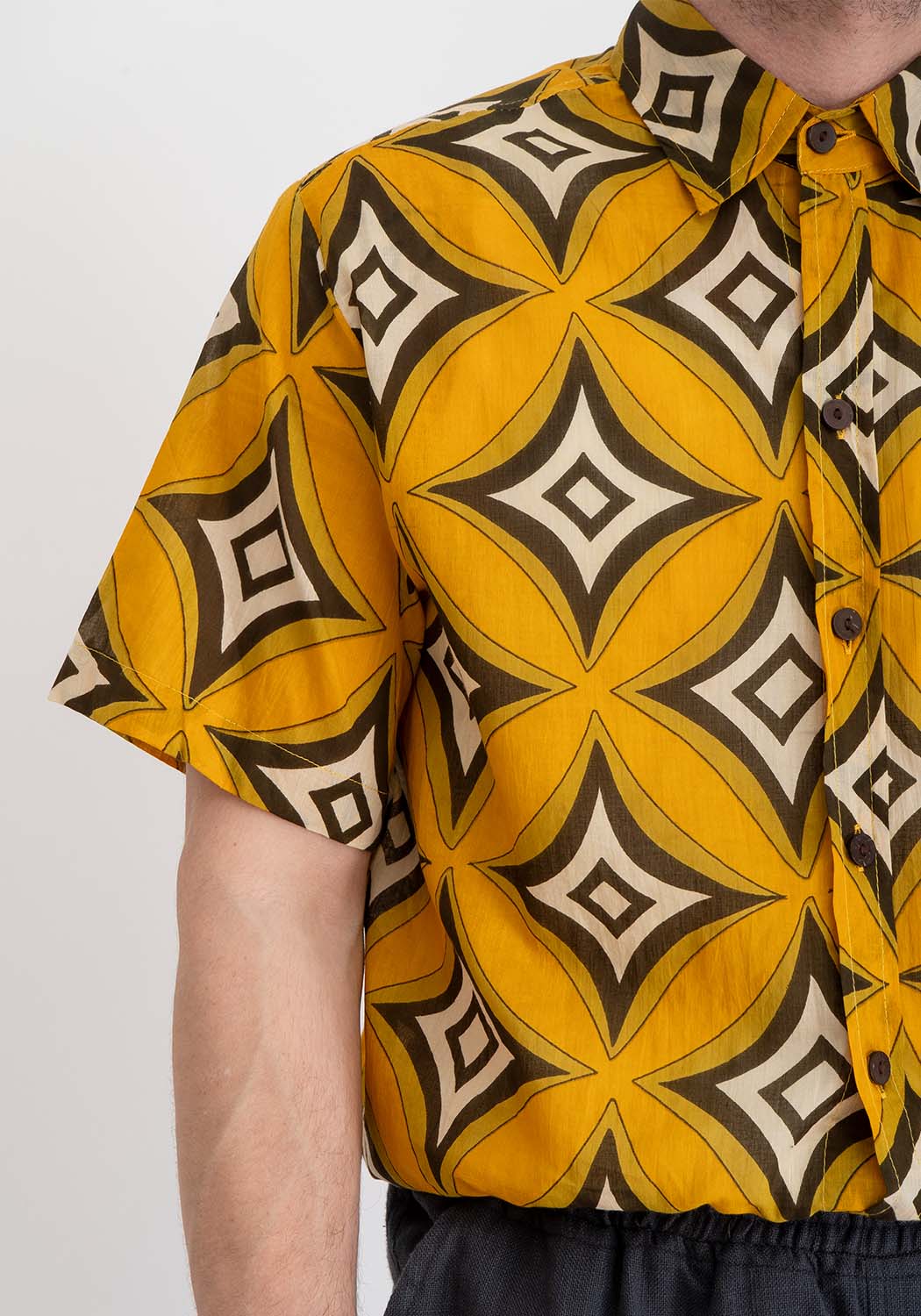 Baumwollhemd mit gelbem Retro-Print