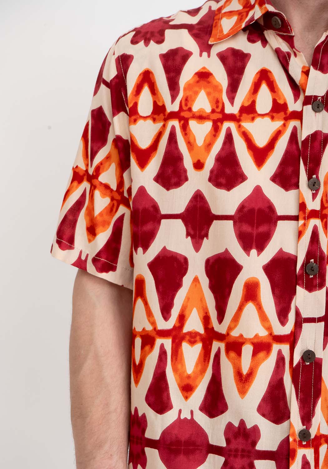 Viskosehemd mit abstraktem Print in Rostrot und Orange