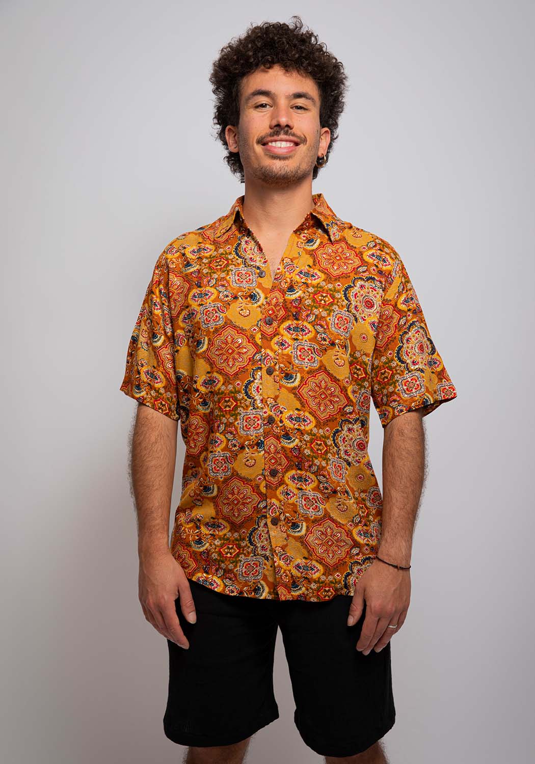 Viskosehemd mit Mandala-Print in Safran