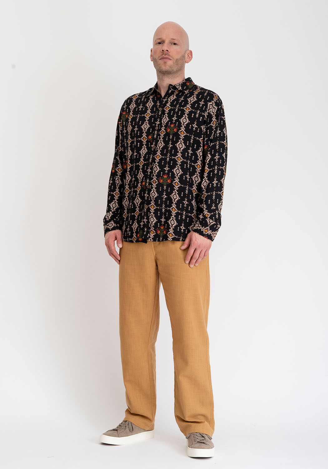 Langarmhemd aus Viskose mit Retro-Print in Schwarz