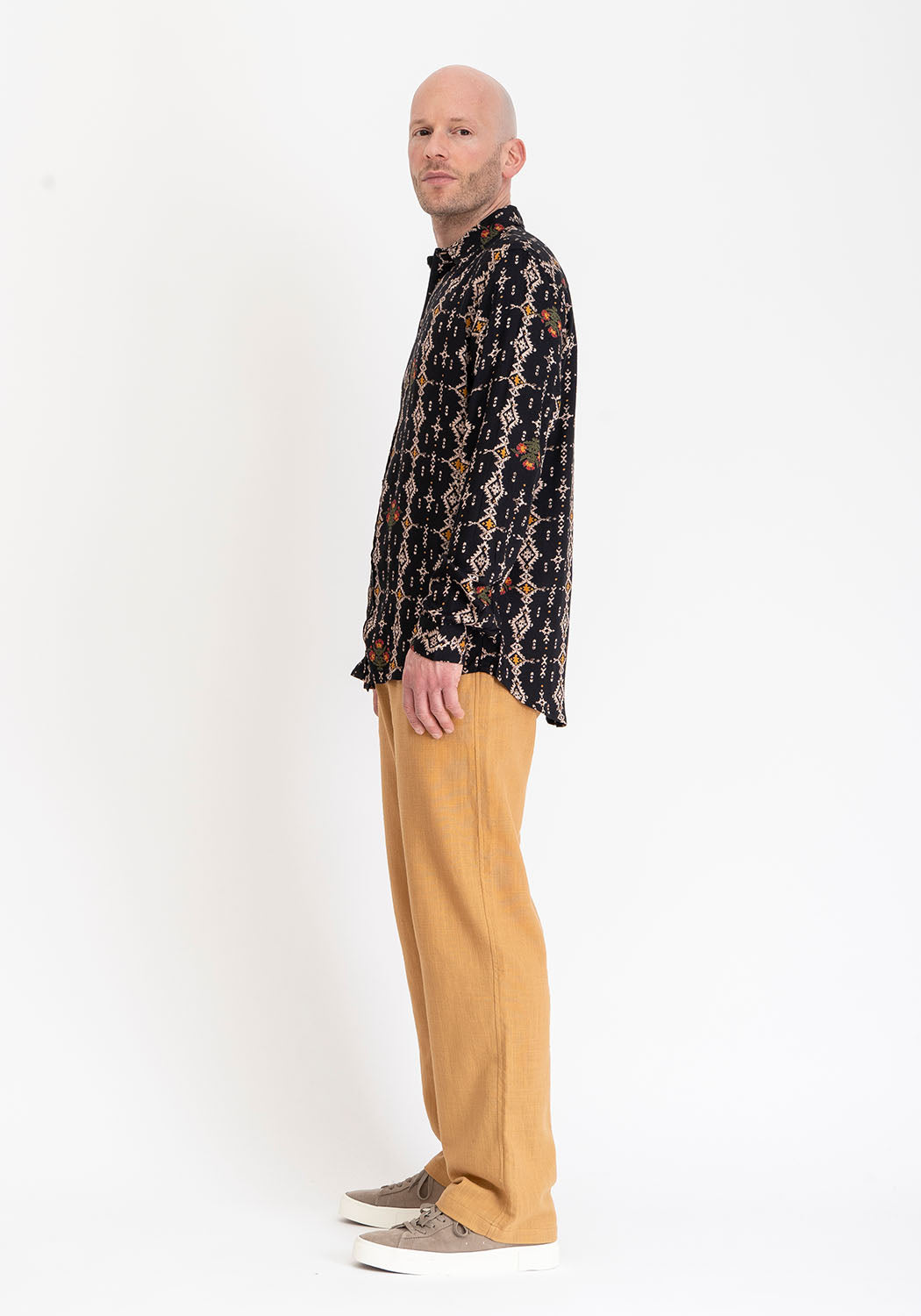 Langarmhemd aus Viskose mit Retro-Print in Schwarz