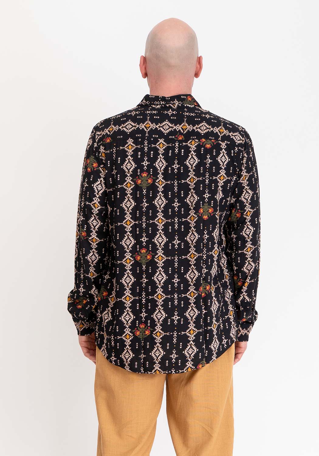 Langarmhemd aus Viskose mit Retro-Print in Schwarz