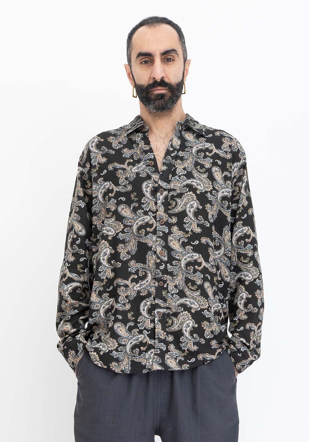 Langarmhemd aus Viskose mit Paisley-Muster in Schwarz