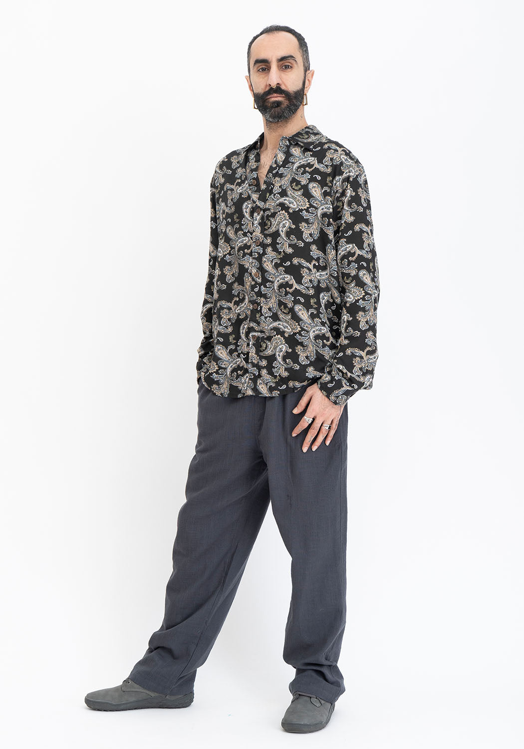 Langarmhemd aus Viskose mit Paisley-Muster in Schwarz